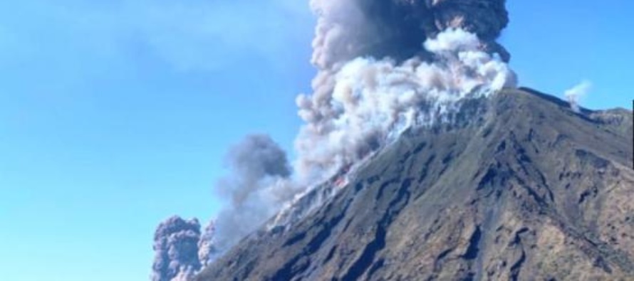 Eruzione a Stromboli.  Eolie in stato di allerta: paura onda anomala. Visita del vescovo ausiliare Cesare Di Pietro